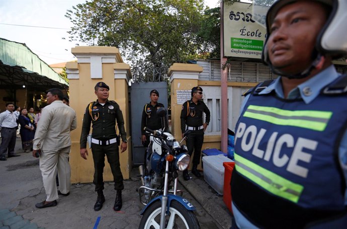 Policías custodian lugar donde se celebran los exámenes en Camboya