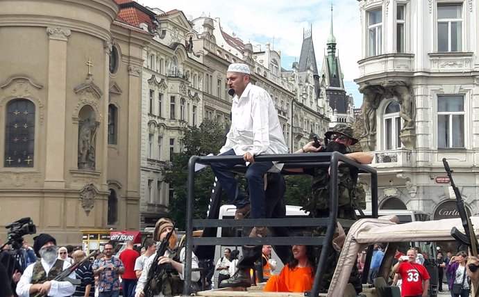 Activista antimusulmán simula invasión de Estado Islámico en Praga