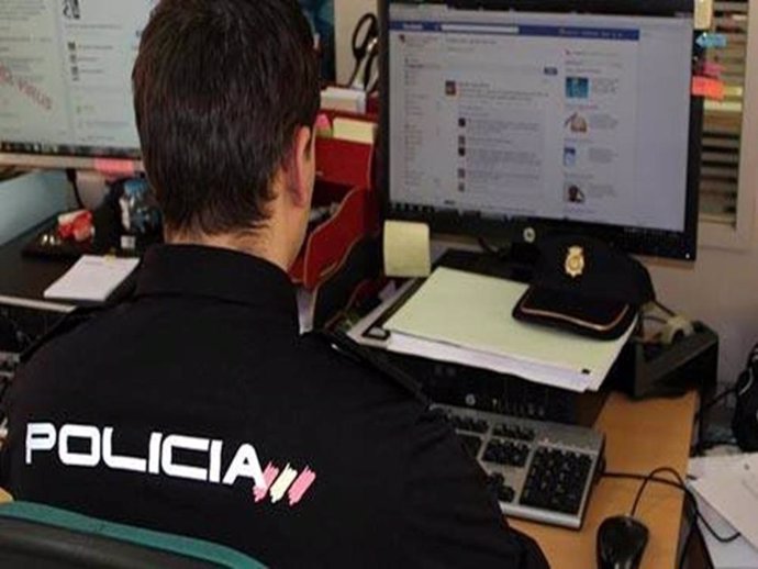 Policía trabajando en delitos en las redes sociales