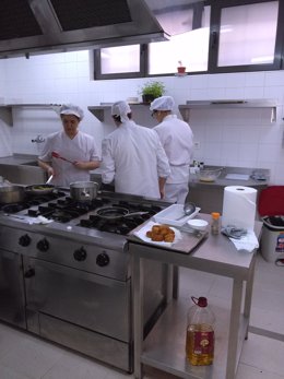 Alumnos en un curso de cocina
