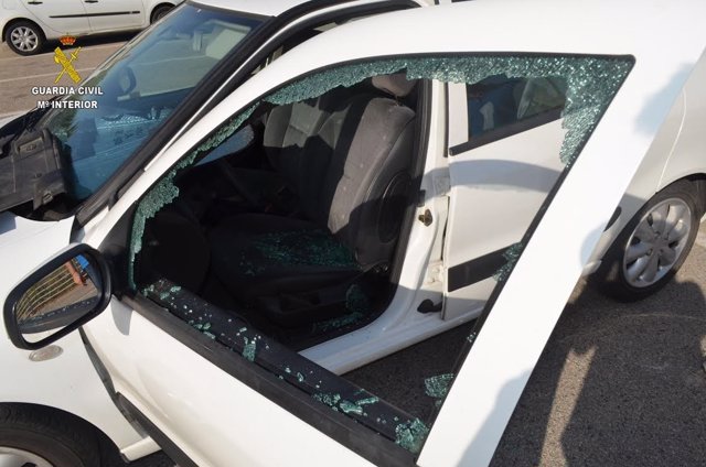 Estado de uno de los vehículos que ha sufrido un robo en La Rinconada. 