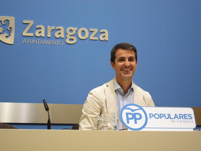 El concejal del PP, Pedro Navarro, hoy en rueda de prensa en el Ayuntamiento