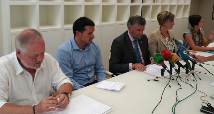 Rueda prensa tras acuerdo sobre planes de empleo.