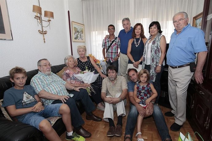 El alcalde ha felicitado a María Luisa Fernández.