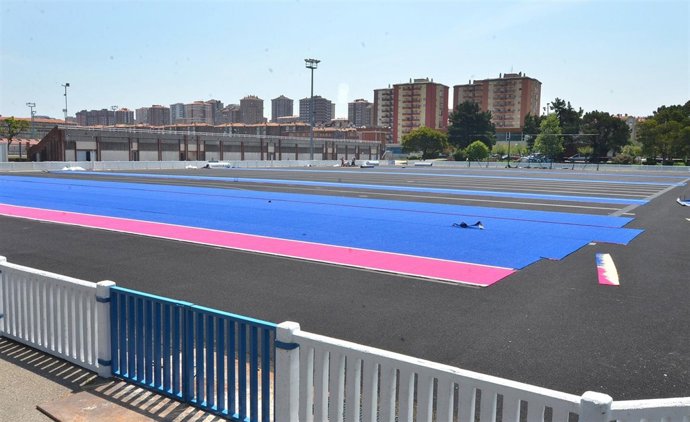 Instalación Del Césped Del Campo De Hockey De La Albericia