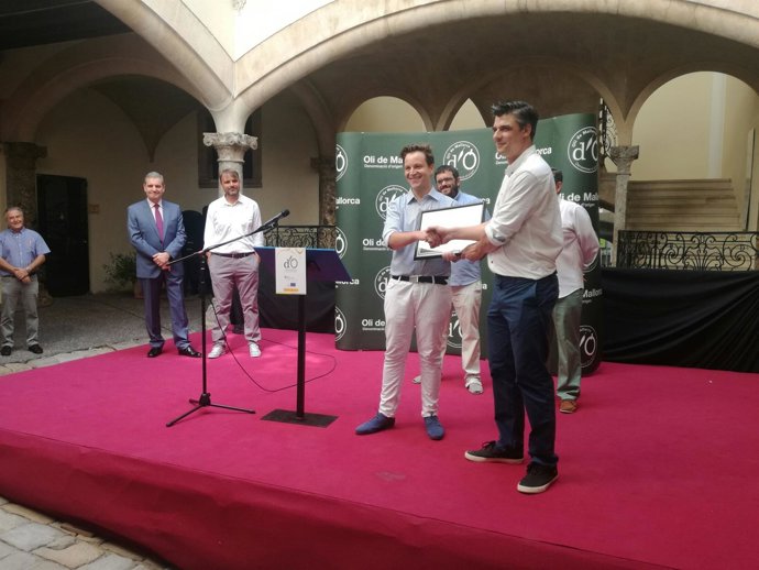 Entrega del diploma de Oli Mallorca