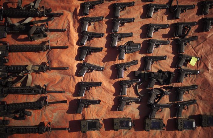 Rifles M16 y pistolas M9. 