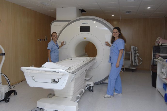 Profesionales de enfermería con un equipo de resonancia magnética