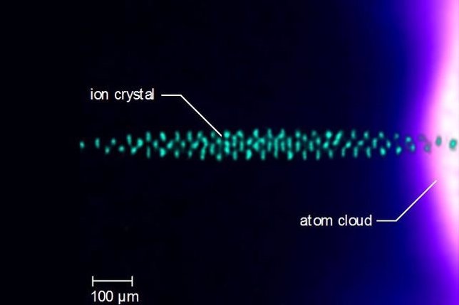Iones de bario sumergidos en nube de átomos de calcio