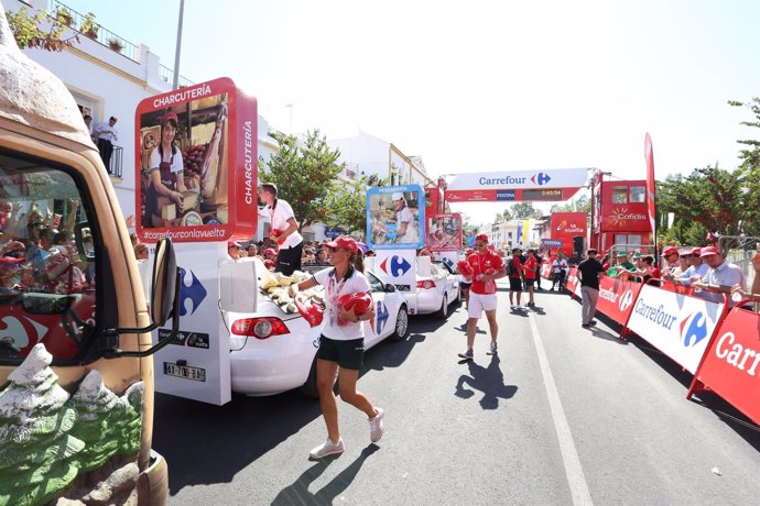 Voluntarios en la caravana de Carrefour en una etapa de La Vuelta