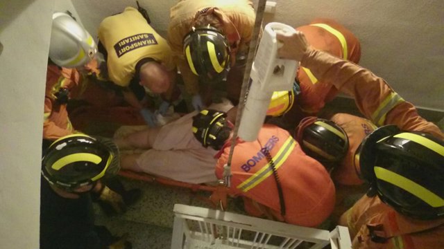Rescate de un hombre enfermo por parte de los bomberos del Consorcio de Valencia