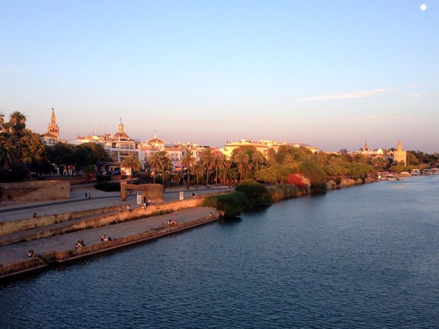 Vistas de Sevilla desde el puente de Isabel II