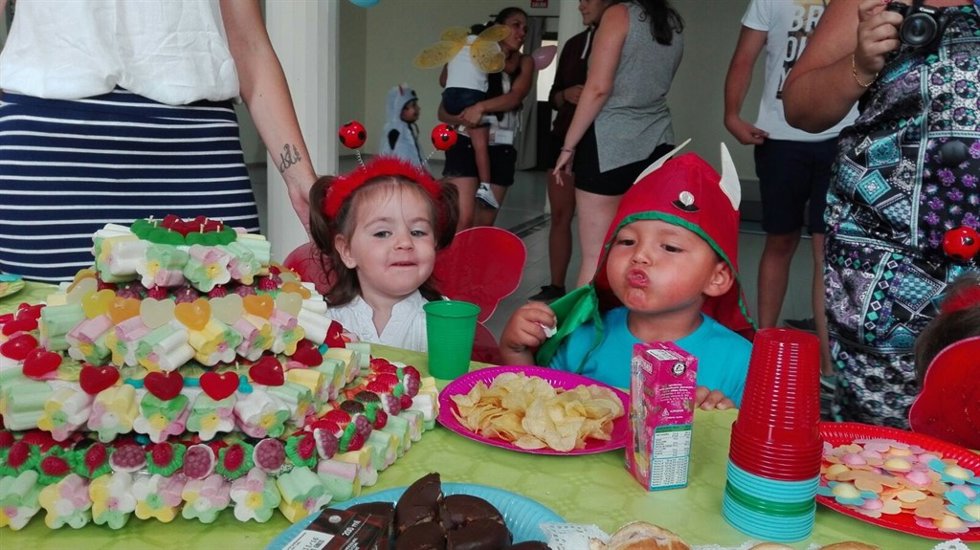 Niños disfrutan de un campamento junto a sus madres presas