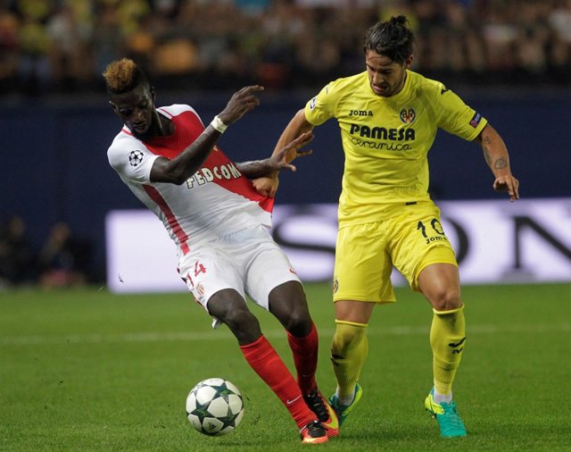 Pato pelea un balón en el Villarreal-Mónaco