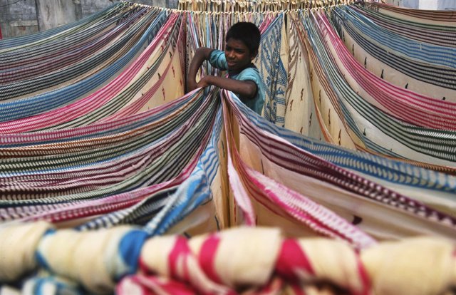 Un niño trabaja en la ciudad de Hyderabad, en el sur de India