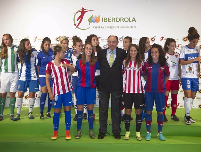 José Ignacio Galán con futbolistas de la Primera División femenina