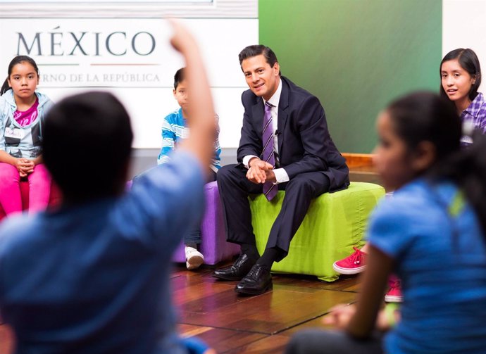 Peña Nieto con niños en México