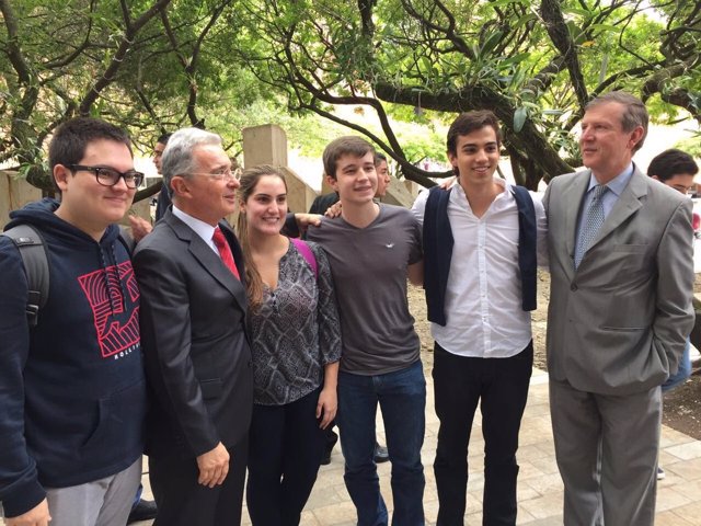 El ex presidente colombiano Álvaro Uribe con estudiantes universitarios