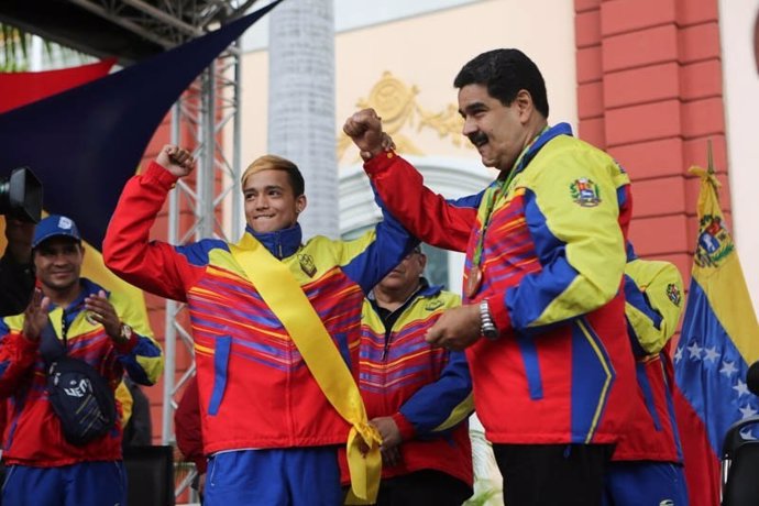 El presidente de Venezuela, Nicolás Maduro, junto a deportistas olímpicos