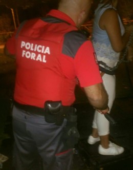 Un agente de Policía Foral trata de cortar el columpio 