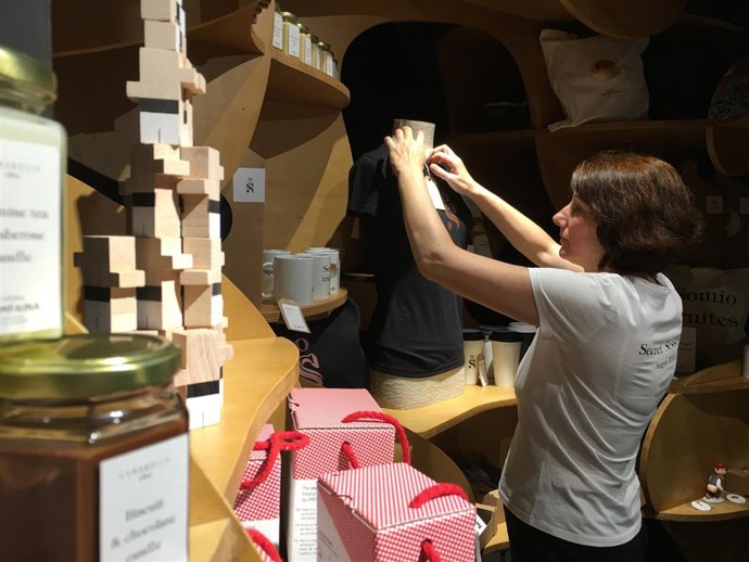 Alba Cisneros en la tienda de Òpera Samfaina