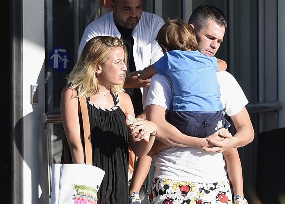 Fonsi Nieto con su hijo Lucas y su novia Marta Castro/ José Ruiz