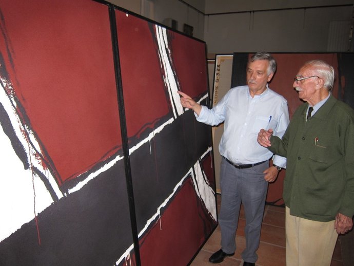 Artemio Domínguez, alcalde, y a su izquierda el veterano artista. 