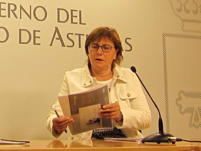 La consejera de Servicios y Derechos Sociales, Pilar Varela, en rueda de prensa
