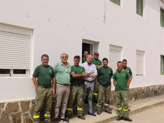 El delegado de Medio Ambiente visita el retén del Infoca en El Cabril
