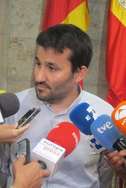 Vicent Marzá atendiendo a los periodistas