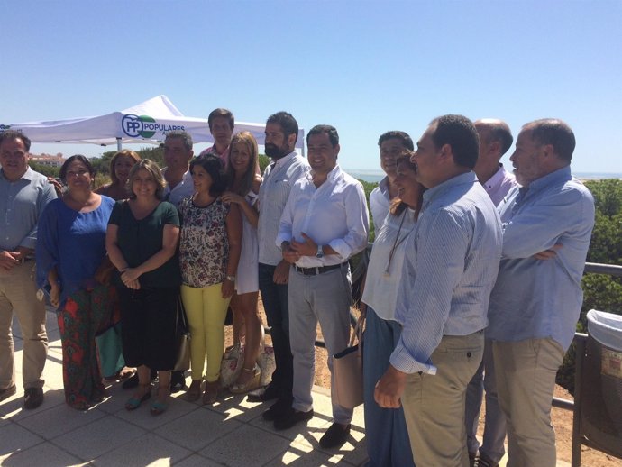 Moreno Bonilla junto a dirigentes del PP de Huelva