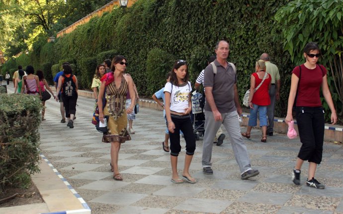 Turistas en los jardines de Murillo.