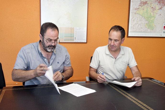 El alcalde de Roncal (izda) y el director general (dcha) firman el convenio. 
