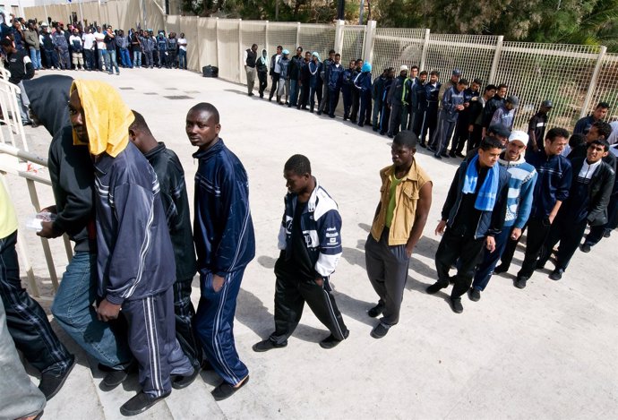 Centro para inmigrantes y refugiados en Lampedusa