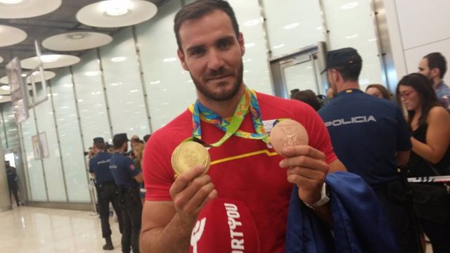 Saúl Craviotto llega a Madrid con sus dos medallas