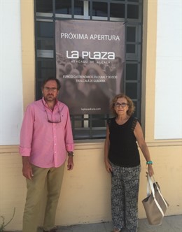 José Manuel Villanueva y Mª Carmen Rodríguez Hornillo en la Plaza Municipal.