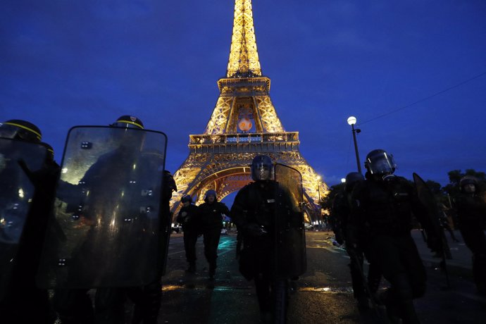 Agentes antidisturbios frente a la torre Eiffel