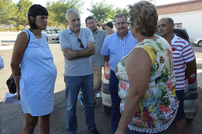 María González Veracruz visita la zona afectada y se reúne con los vecinos