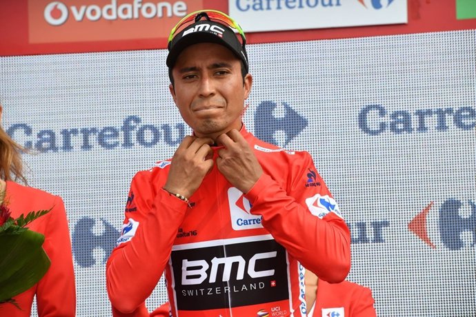 Darwin Atapuma con el maillot rojo de líder de la Vuelta