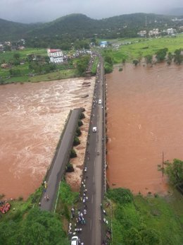 Puente derrumbado en el estado indio de Maharashtra