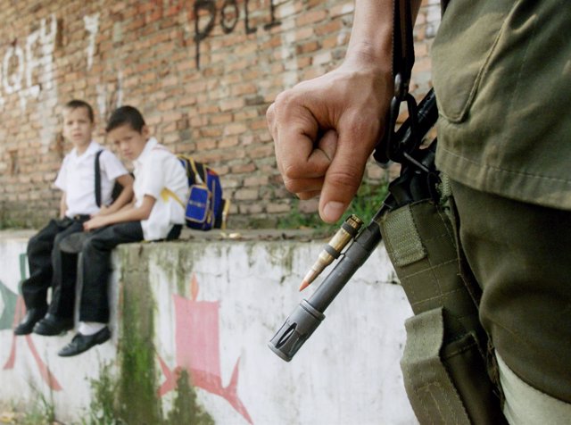 Policía en Colombia delante de un colegio