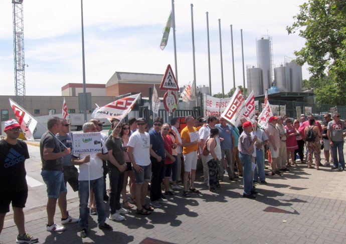Movilización de trabajadores de Lauki ante Central Lechera Vallisoletana