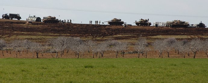 Tanques turcos en la frontera con Siria