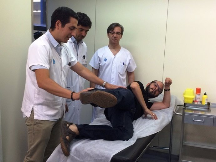 Un paciente logra poder caminar tras sustituirle un músculo de la pierna