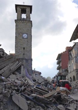 Campanario de una iglesia de Amatrice golpeado por el terremoto de Italia