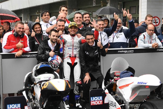 Jorge Martín celebra con su equipo el podio en Brno