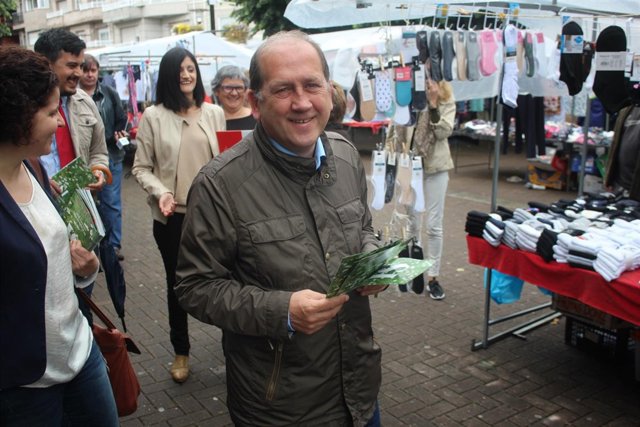 Xoaquín Fernández Leiceaga (PSdeG-PSOE) en un reparto de propaganda electoral