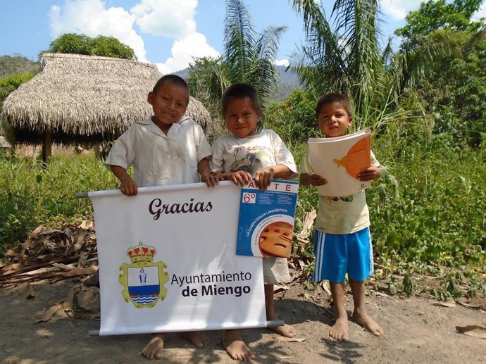 Miengo dona libros a niños de la selva peruana 