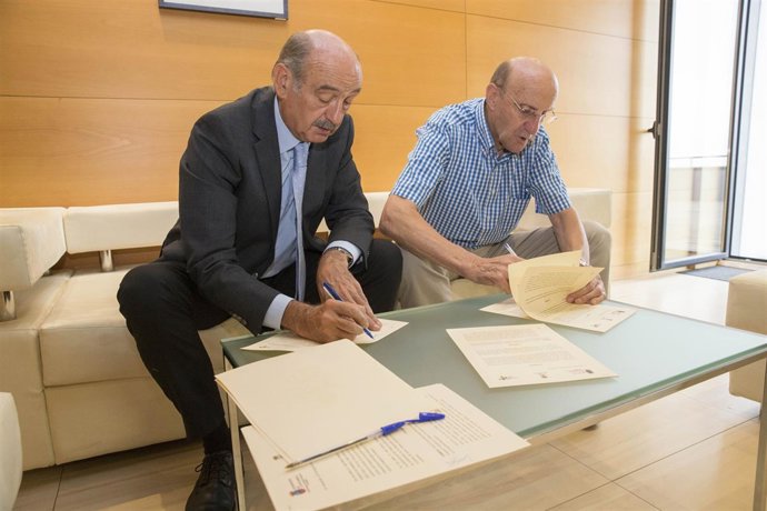 Mazón y González Linares firman el convenio para la cesión de la finca