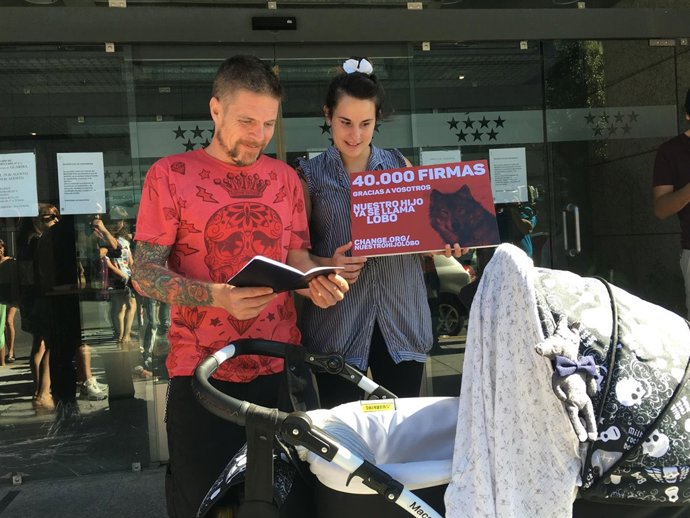 Los pades de 'Lobo' a la salida del Registro Civil